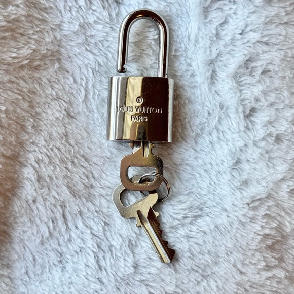 Silver Toned AUTHENTIC Louis Vuitton Padlock and Matching Key Set - Picture 3 of 8